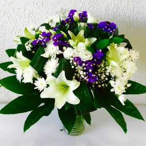 זר פרחים לבן עם נגיעות סגול